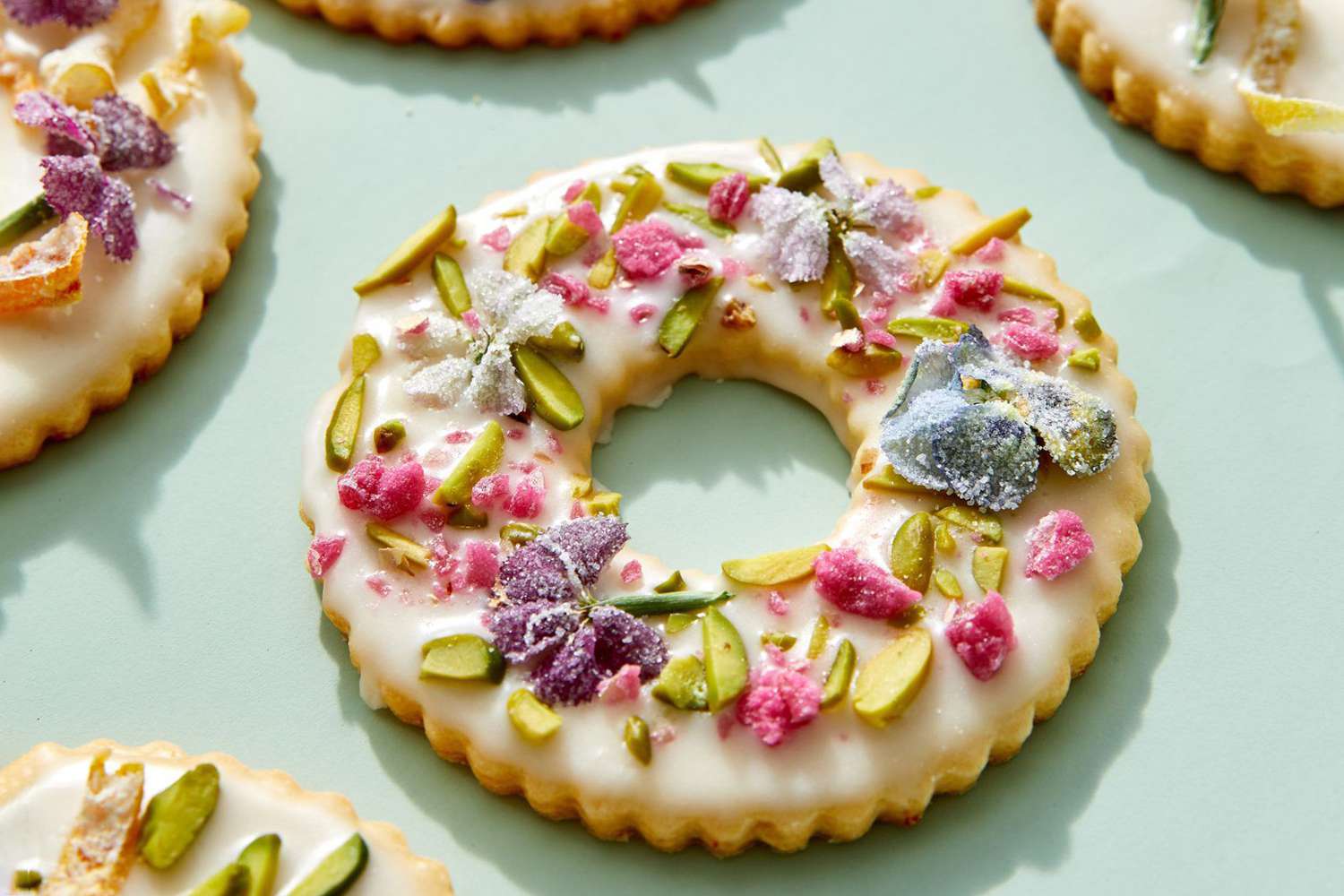 Stunning Desserts with Edible Flowers: Beautiful and Delicious Ideas