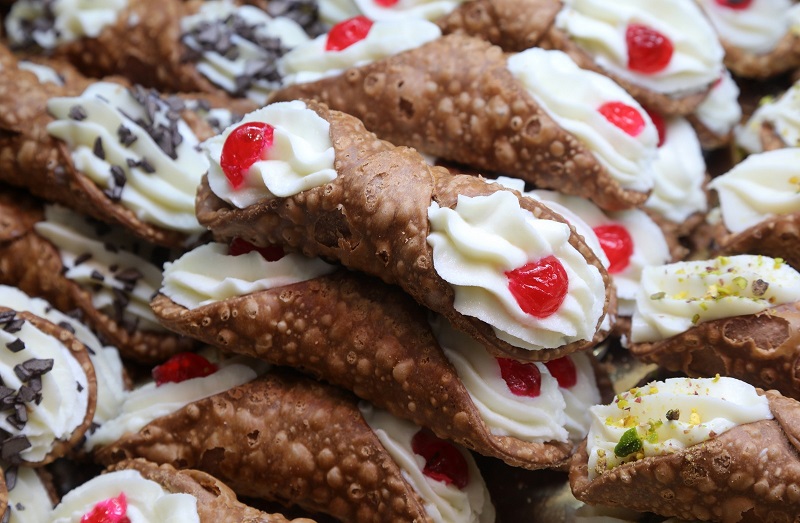 Discover the Best Sicilian Christmas Desserts: Cannoli, Buccellato & More