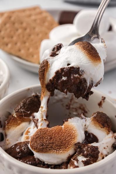 Irresistible Campfire Desserts: S’mores, Cobblers, and More