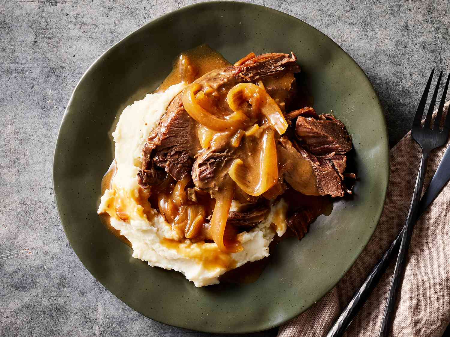 How to Cook Venison Tips and Gravy in a Slow Cooker: Step-by-step