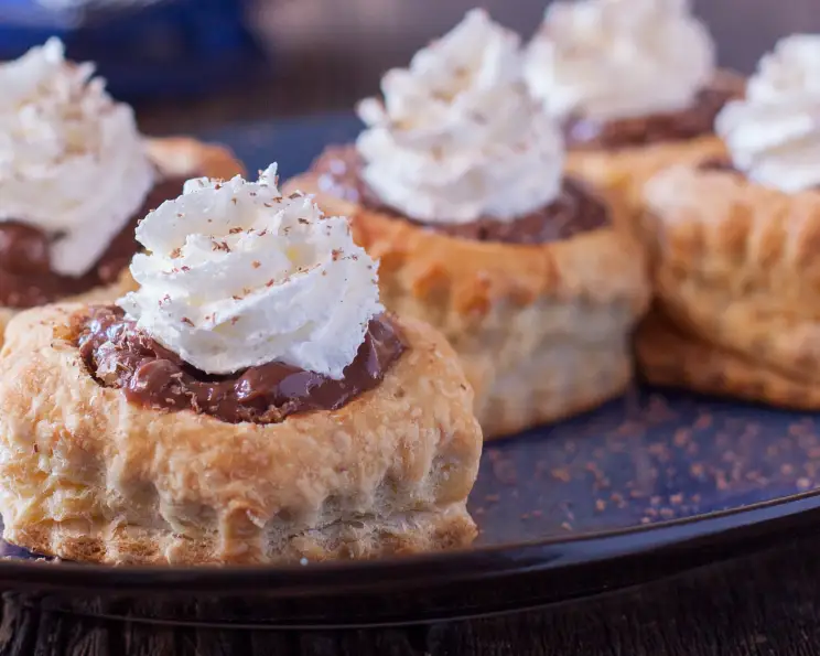 Easy Desserts with Puff Pastry Cups: Quick Recipes