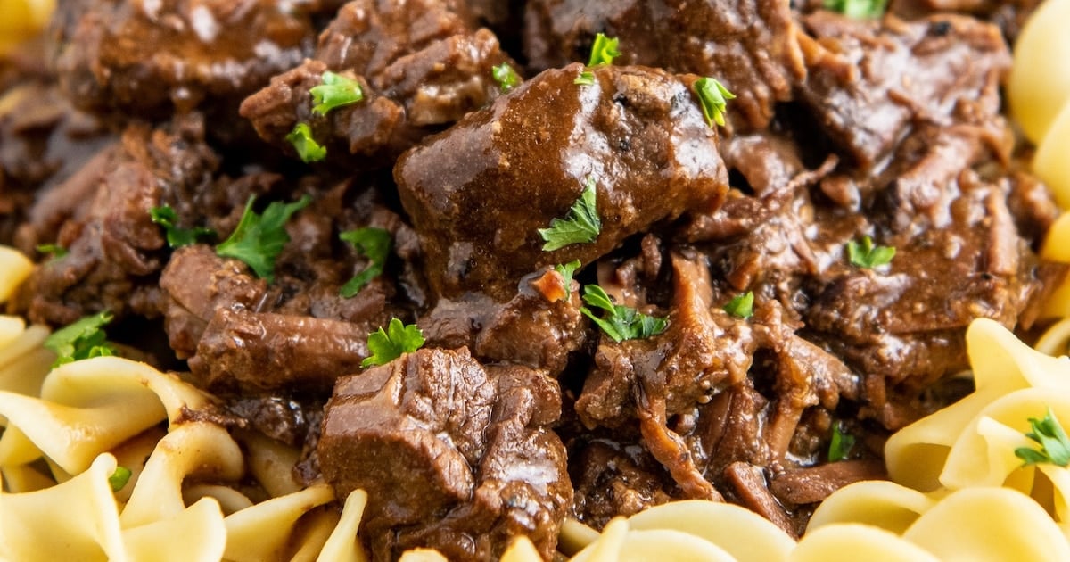 Easy Crock-Pot Beef Tips and Noodles: A Simple, Hearty Weeknight Dinner Recipe!