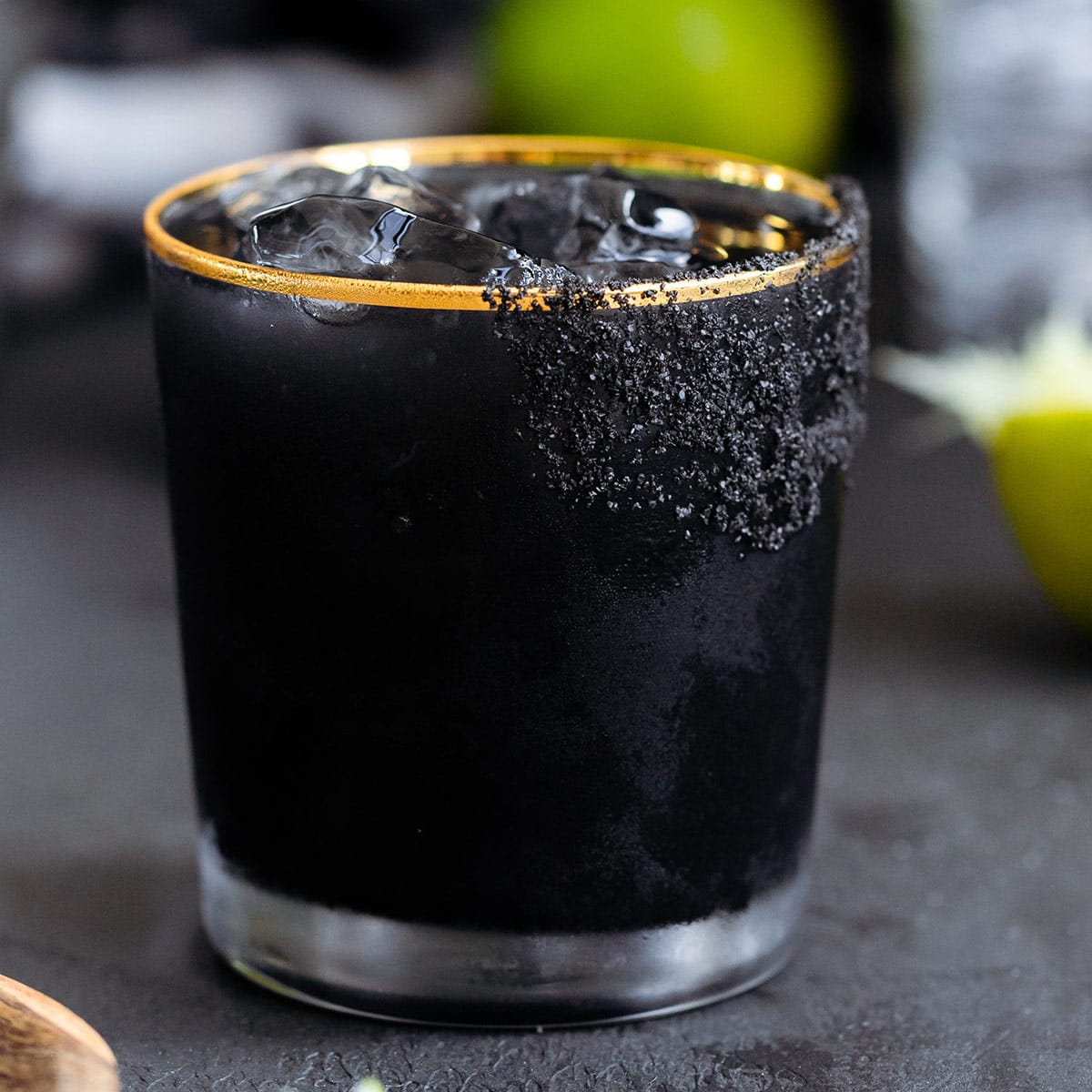 Try black alcoholic beverages: Here are 5 you should not miss!