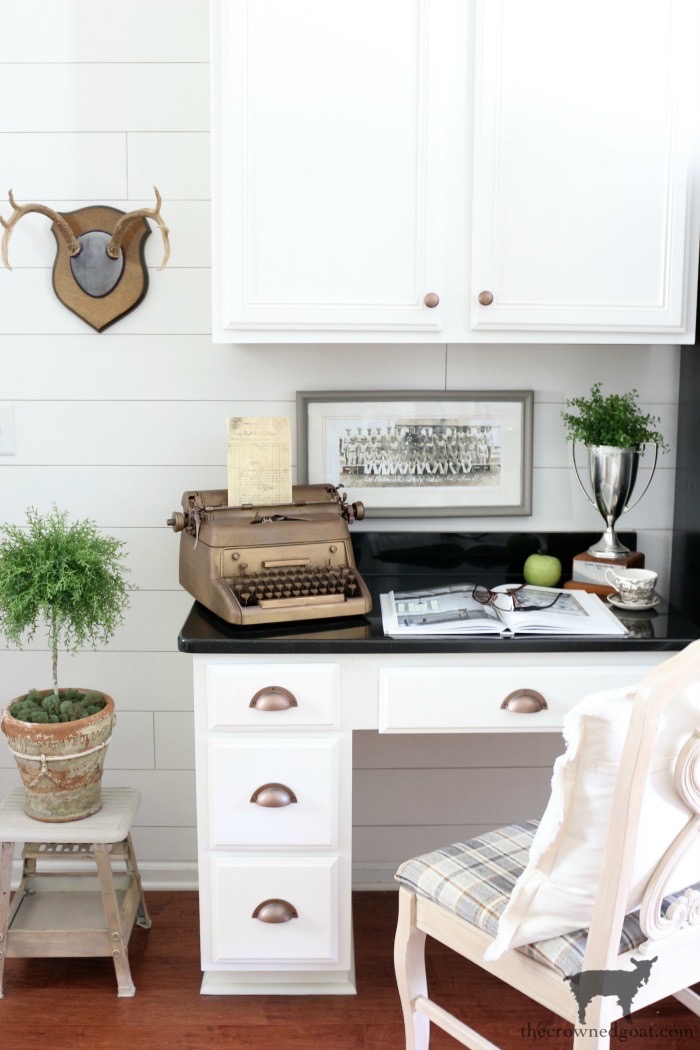 Kitchen desk organization: Simple tips & hacks for a tidy workspace!