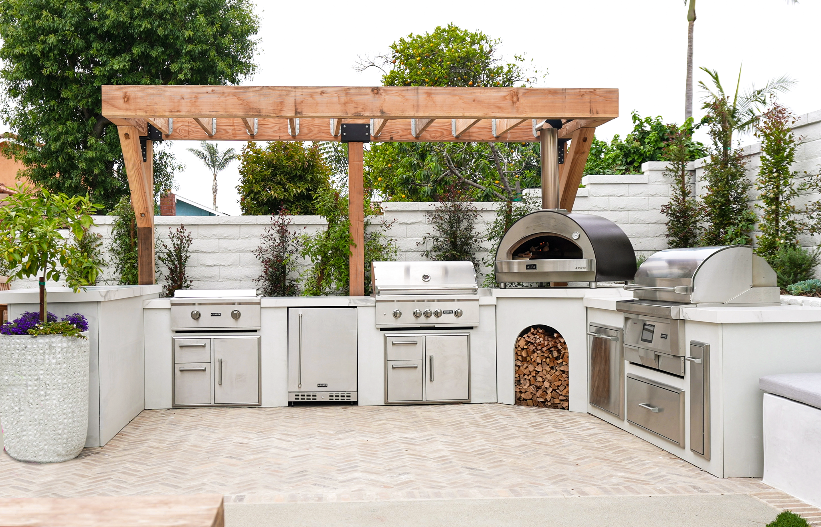 Outdoor Kitchen with Pizza Oven: Costs and Designs
