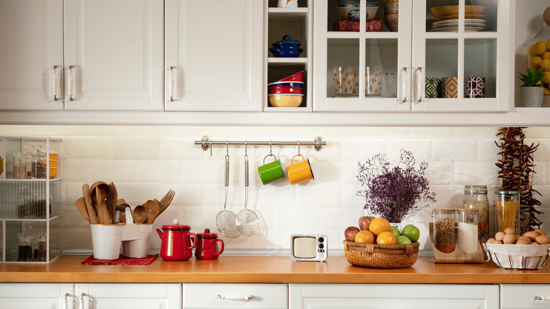 How to organize your modern kitchen storage cabinet like a pro? Easy tips for a clutter-free cooking area.