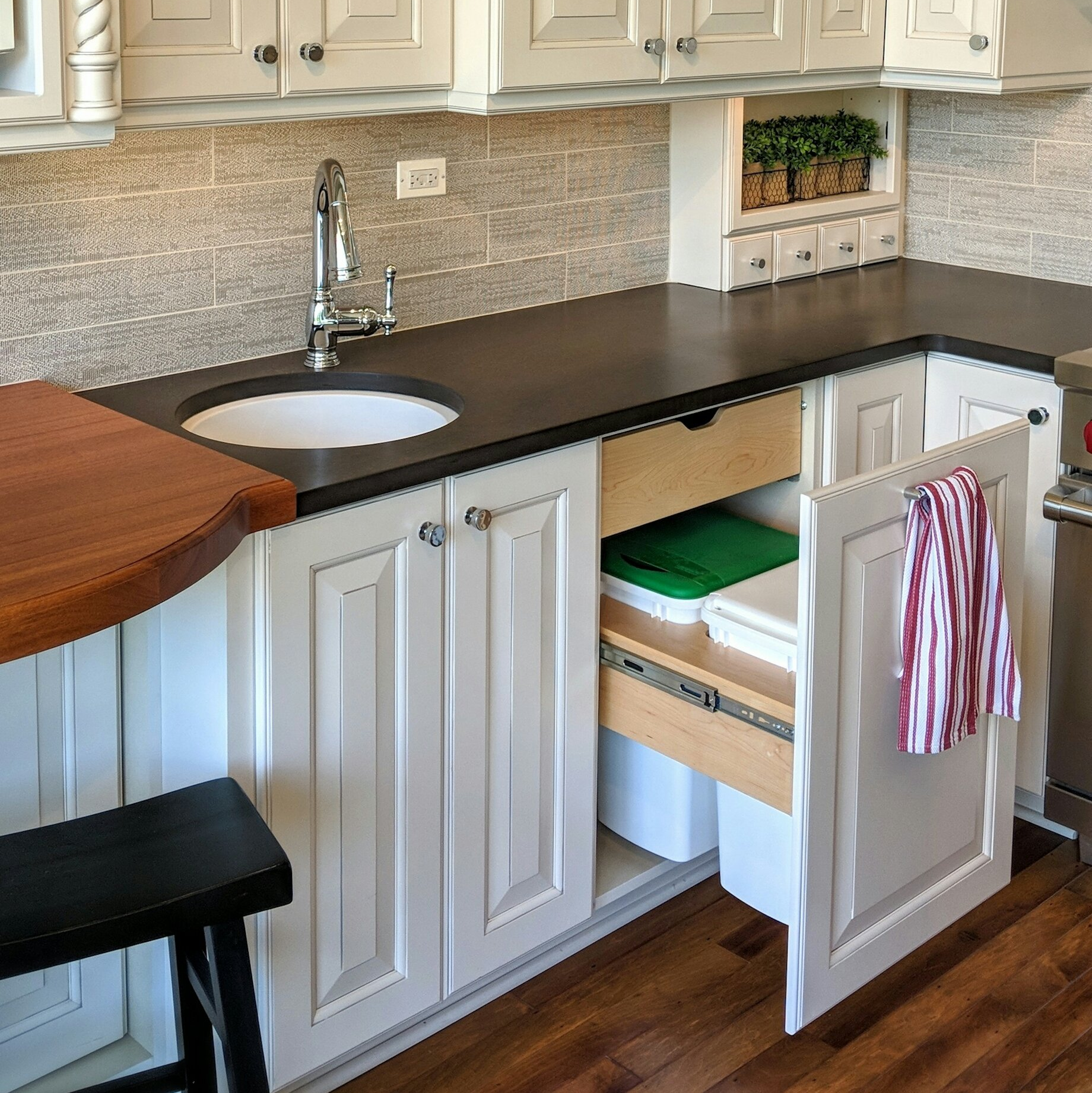 Are kitchen built in trash bins worth the money? Discover the main advantages for your kitchen.