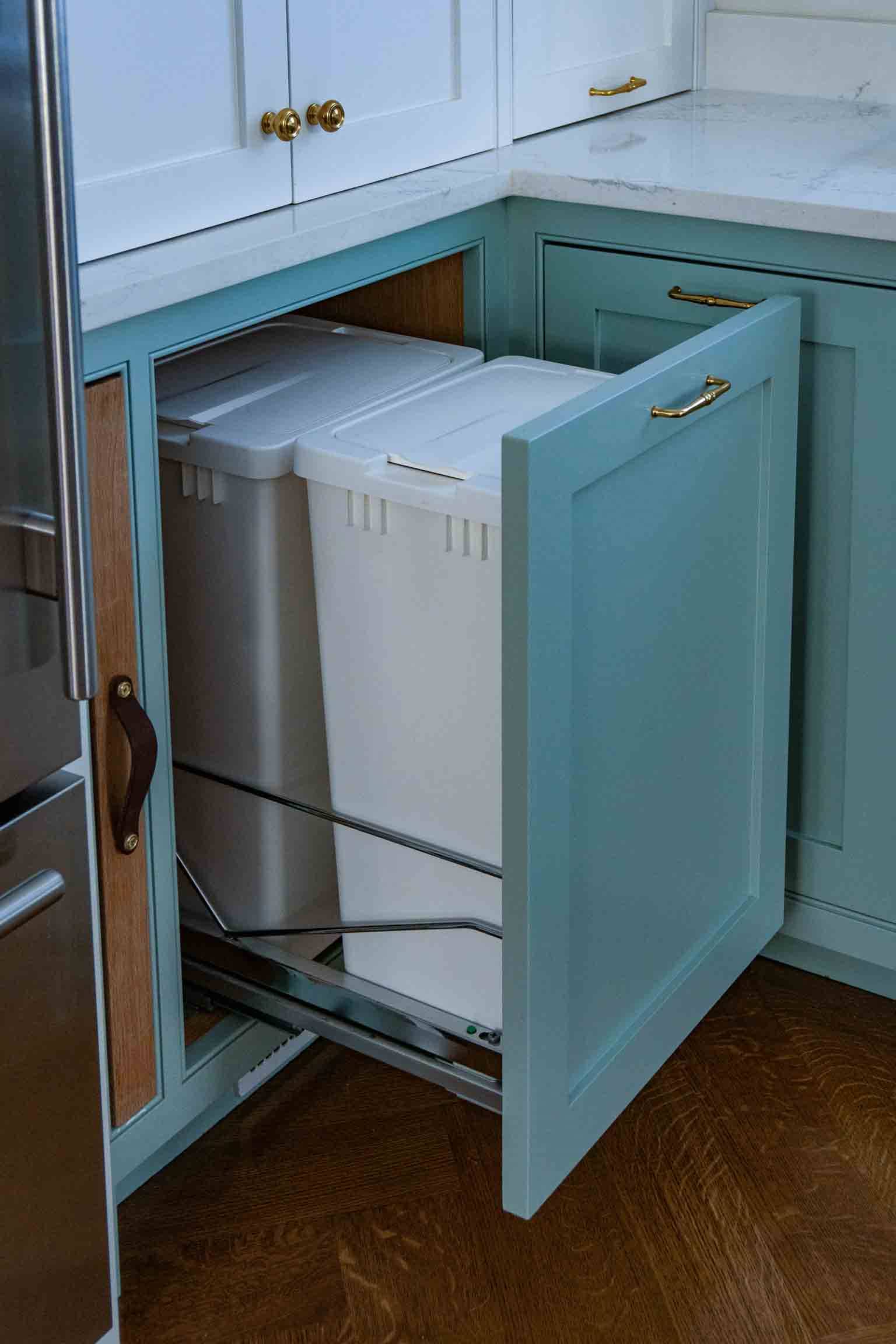 Are kitchen built in trash bins worth the money? Discover the main advantages for your kitchen.