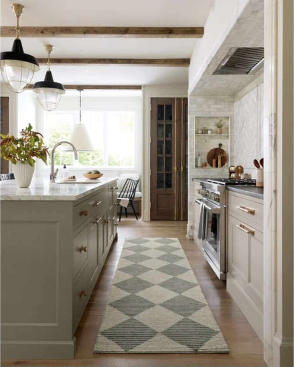 Want a durable kitchen rug woven? Here are some simple tips for finding the best one.