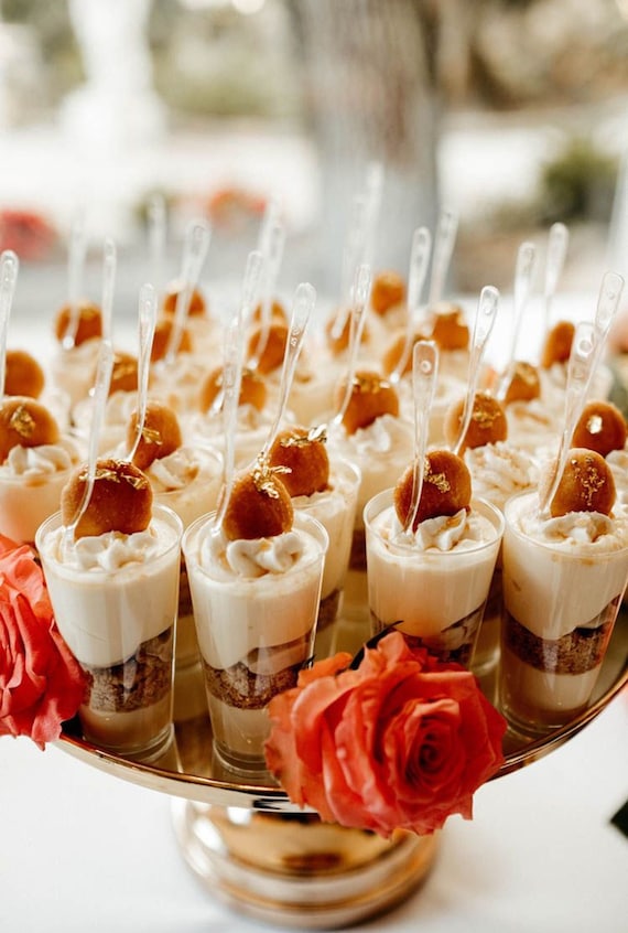 How to pick the perfect clear plastic cups for desserts? Get easy tips for your next party presentation.