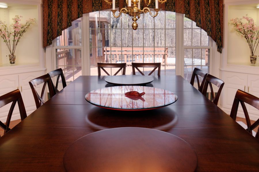 How do you choose a good lazy susan kitchen table? Look for the right size and a really smooth spin.